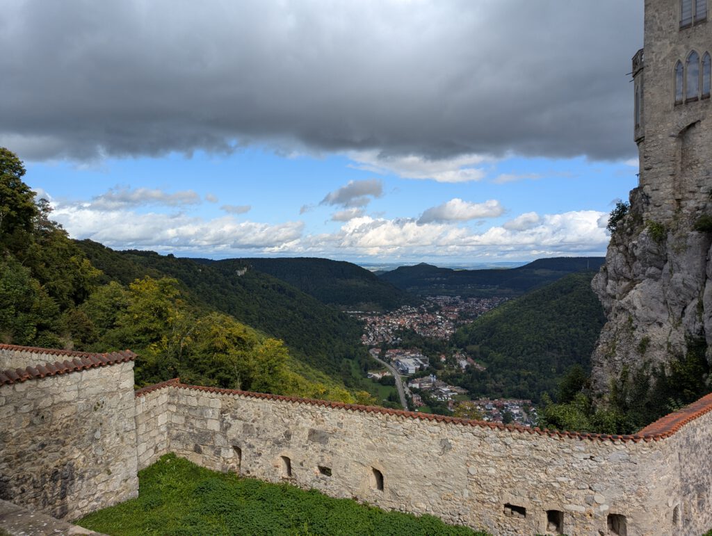 Blick vom Schloss Lichtenstein auf Honau und Lichtenstein