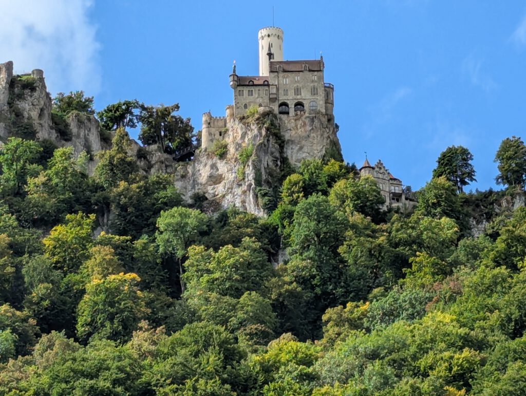 Schloss Lichtenstein von Honau aus gesehen