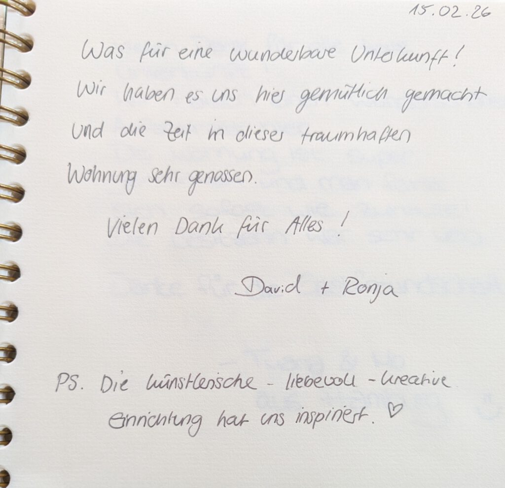 Was für eine wunderbare Unterkunft! Wir habe es uns hier gemütlich gemacht und die Zeit in dieser traumhaften Wohnung sehr genossen. Vielen Dank für Alles! David + Ronja

P.S  Die künstlerische liebevoll kreative Einrichtung hat uns inspiriert. 
